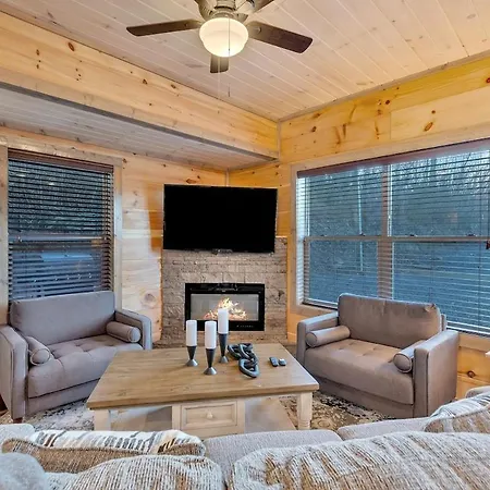 Honeybear Hideaways - Luxury Cabin With Indoor Pool, Hot Tub And Game Room In Smoky Mountain Retreat